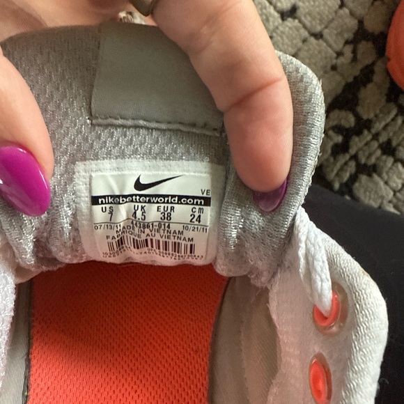 Nike Women's Relentless Air 4- Metallic Silver and Coral Athletic Shoes - Picture 4 of 5